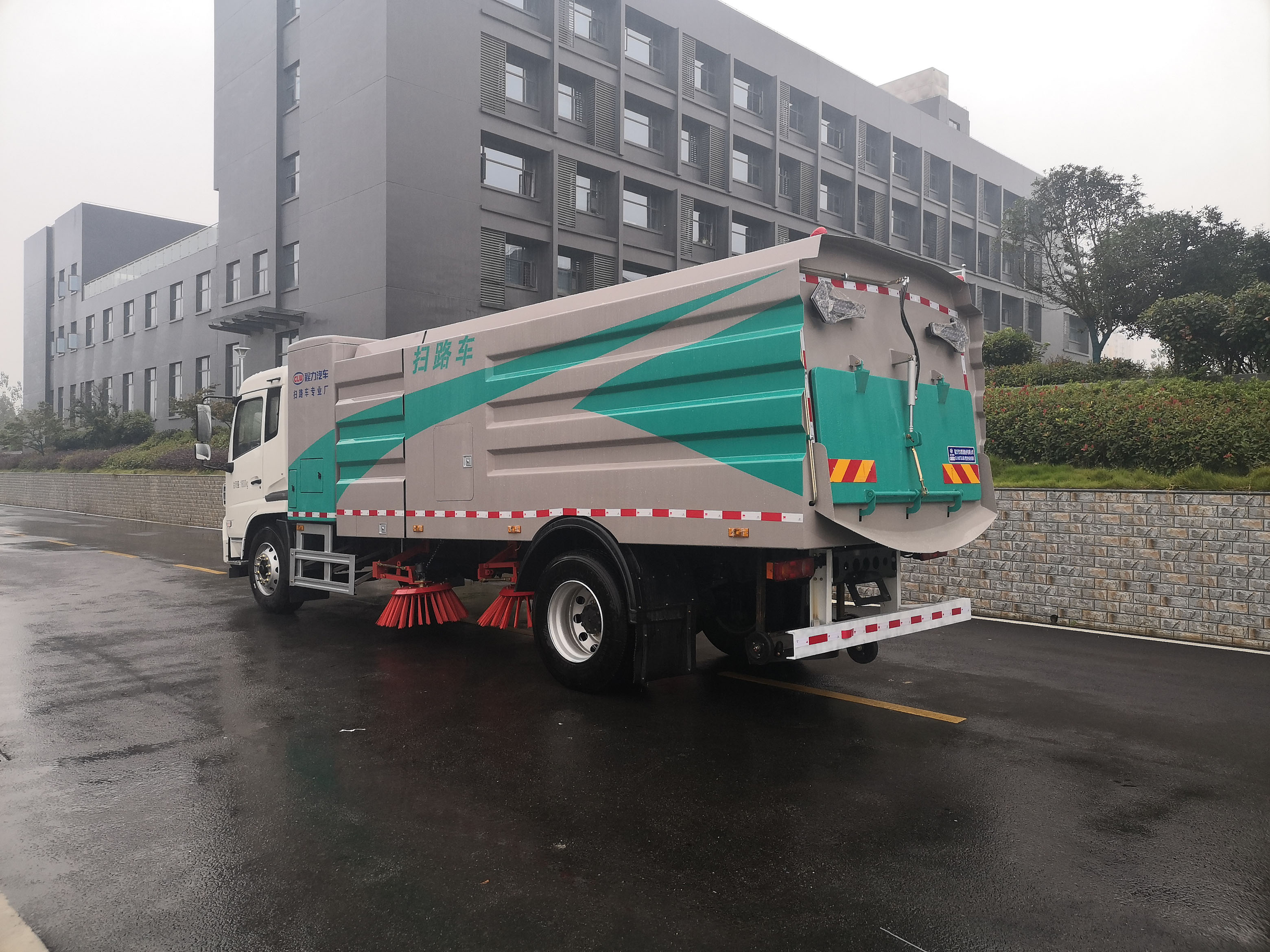 12方東風天錦純電動高端掃路車圖片4