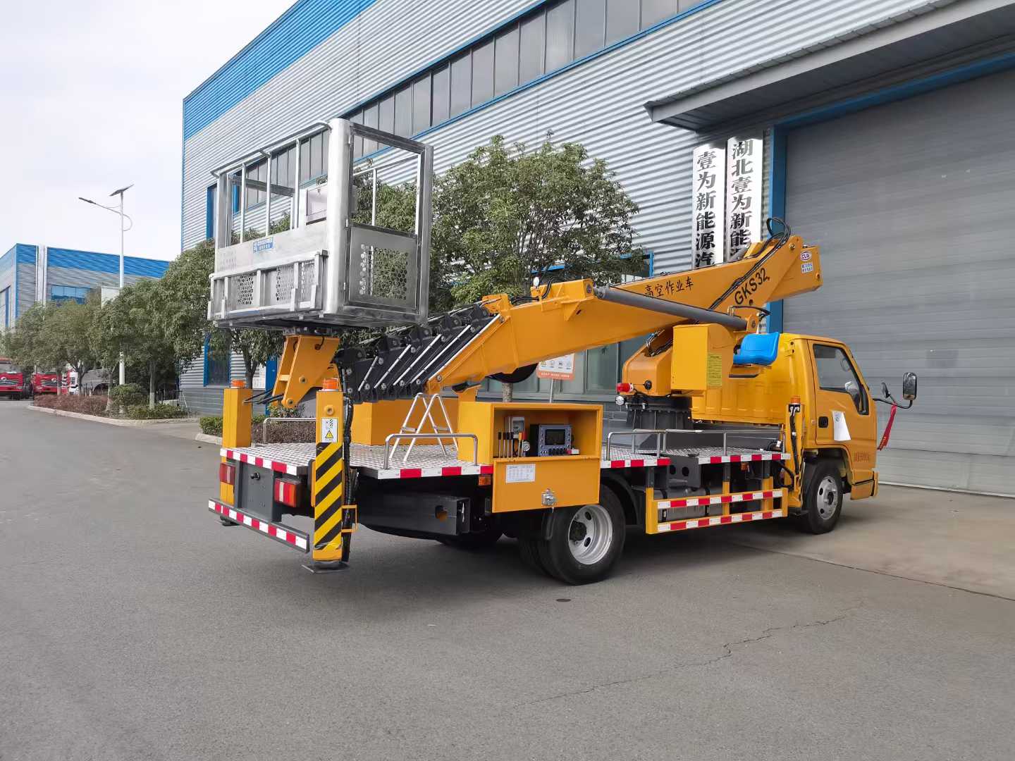 江鈴順達(dá)32米直臂高空作業(yè)車圖片5