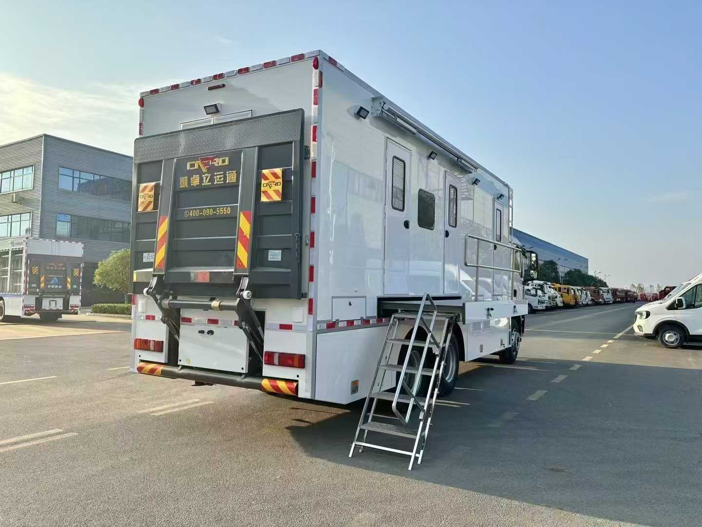 重汽汕德卡大型多功能方艙醫療車圖片3